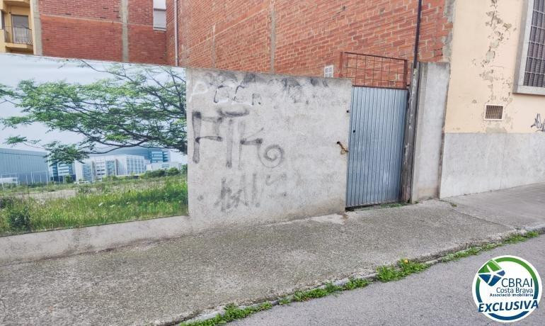 Venta de terreno para construir un edificio en Figueres. - foto 2