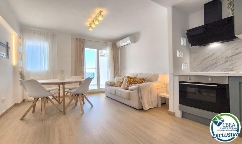 Apartamento en Primera Línea de Mar, Reformado, con Terraza y Vistas al Mar