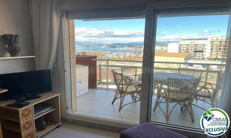 PORT ROSES Acogedor apartamento de dos dormitorios con terraza, parking exterior y vistas al mar