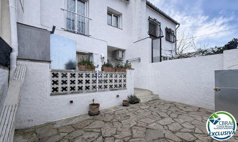 Encantadora casa con piscina comunitaria en zona tranquila de Empuriabrava.