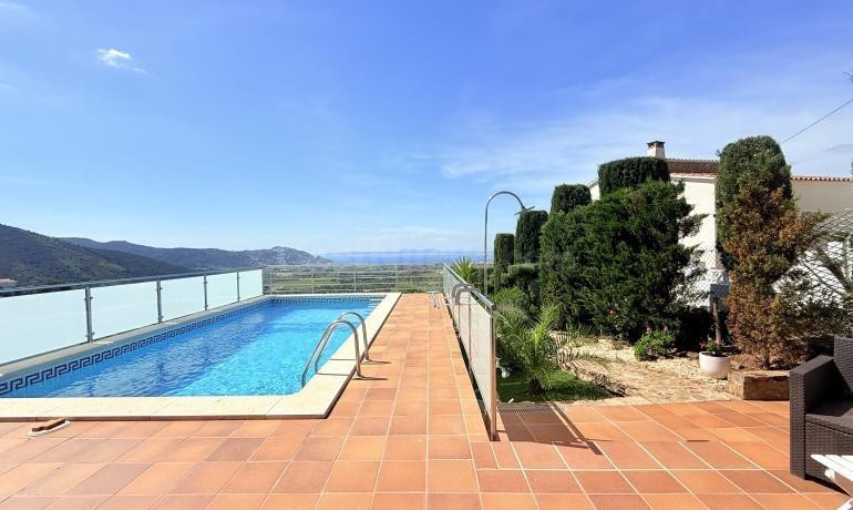VILLA PANORÁMICA CON VISTAS AL MAR, PISCINA PRIVADA Y GRAN JARDÍN EN MAS FUMATS