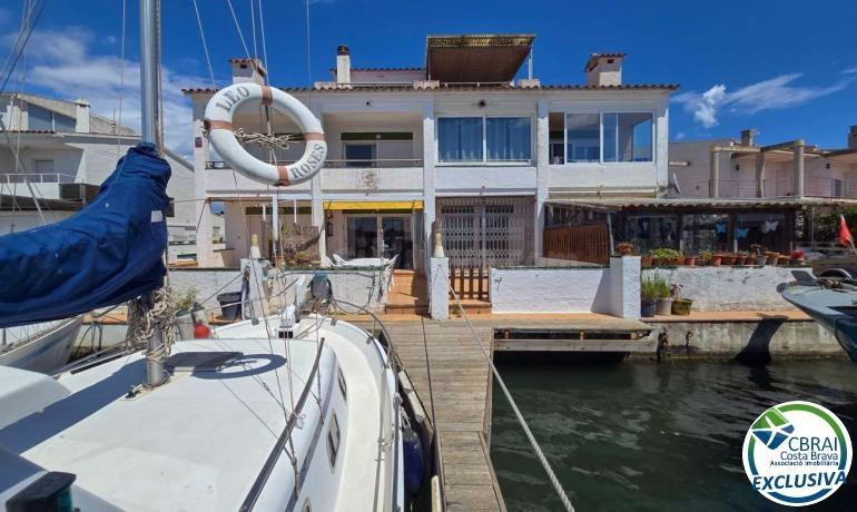 Exclusiva casa con amarre de 10x4 m y vistas al parque natural, canal, y mar en Roses