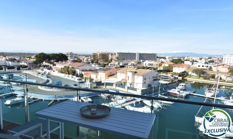 Encantador apartamento con licencia turística y vistas al canal en Roses