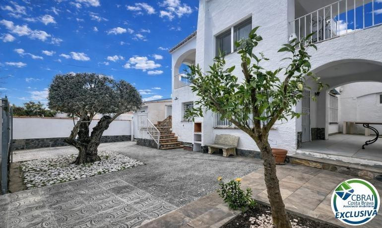 Casa dividida en 2 apartamentos con garaje en Empuriabrava.