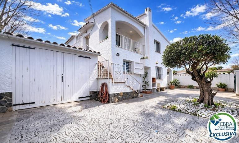 Casa dividida en 2 apartamentos con garaje en Empuriabrava. - foto 2