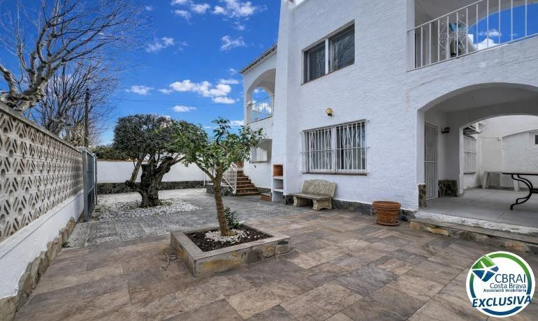 Casa dividida en 2 apartamentos con garaje en Empuriabrava. - foto 3