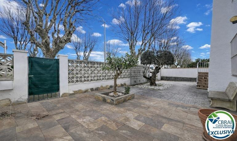 Casa dividida en 2 apartamentos con garaje en Empuriabrava. - foto 4