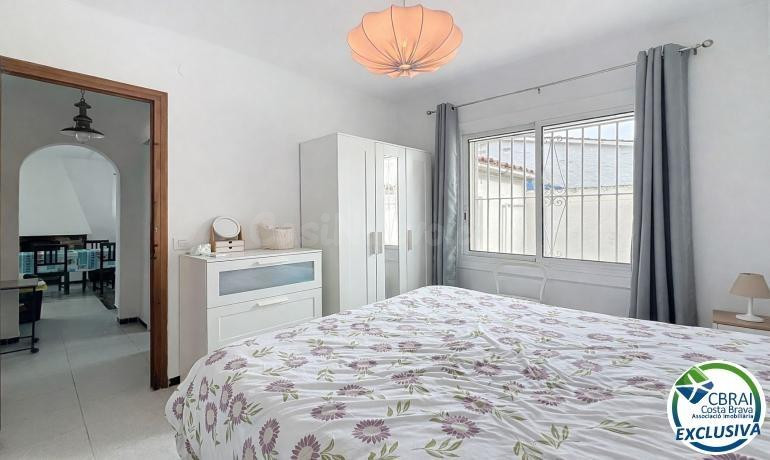 Casa dividida en 2 apartamentos con garaje en Empuriabrava. - foto 5