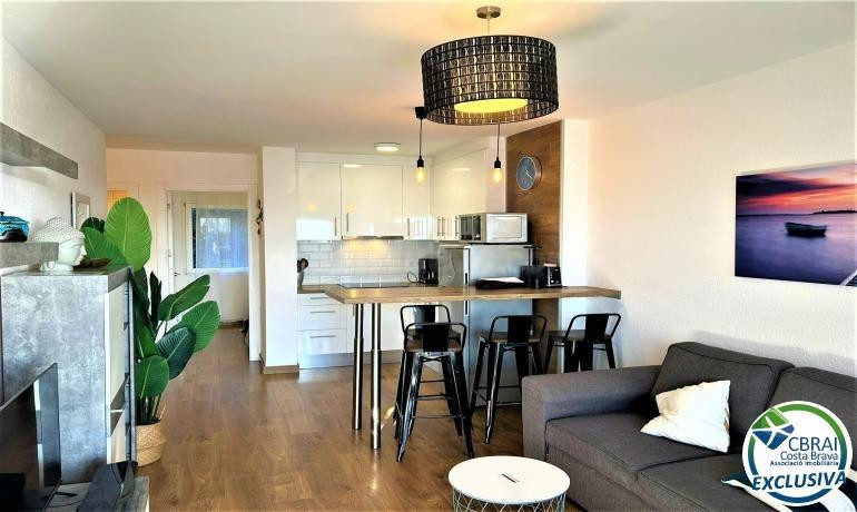 APARTAMENTO REFORMADO CON VISTAS AL MAR Y LICENCIA TURÍSTICA - foto 2