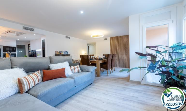 Apartamento reformado con 3 habitaciones a 100 m de la playa de Roses.