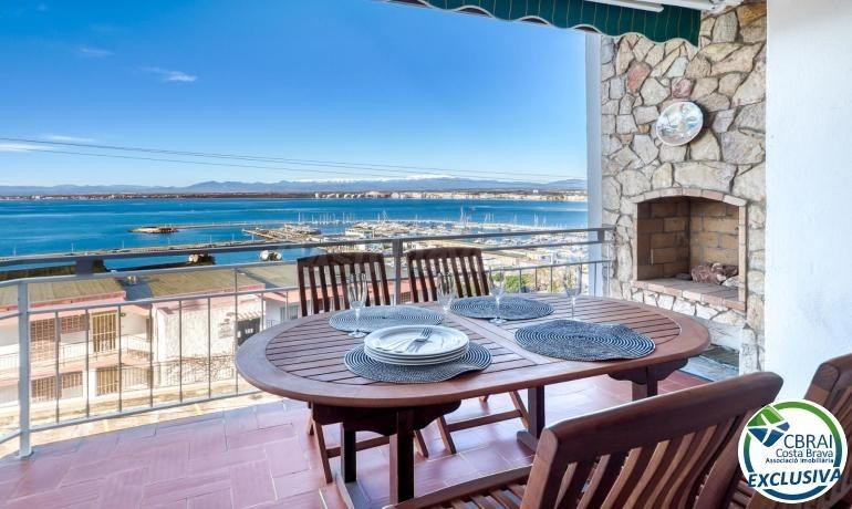 Exclusiva vivienda con vistas panorámicas al mar y al puerto de Roses