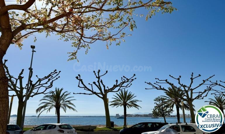 En venta apartamento reformado 2 dormitorios en el centro de Roses a 50m del mar