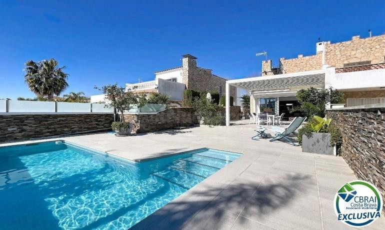 Casa renovada al sur, con piscina y acceso a un canal amplio en Empuriabrava.