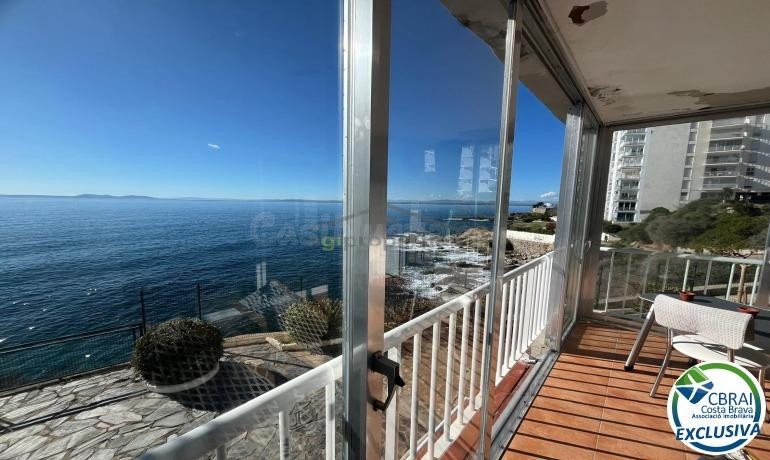 magnífico piso a reformar en primera línea de mar, ubicado en una zona de máxima tranquilidad.