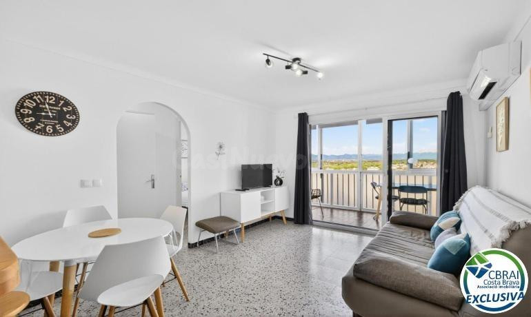 Acogedor apartamento de 2 dormitorios y a 50m de la playa con licencia turística