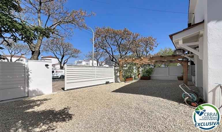 Casa renovada con 5 habitaciones y licencia turística en Empuriabrava, sector Peni.