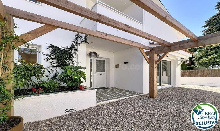 Casa renovada con 5 habitaciones y licencia turística en Emp - foto 2