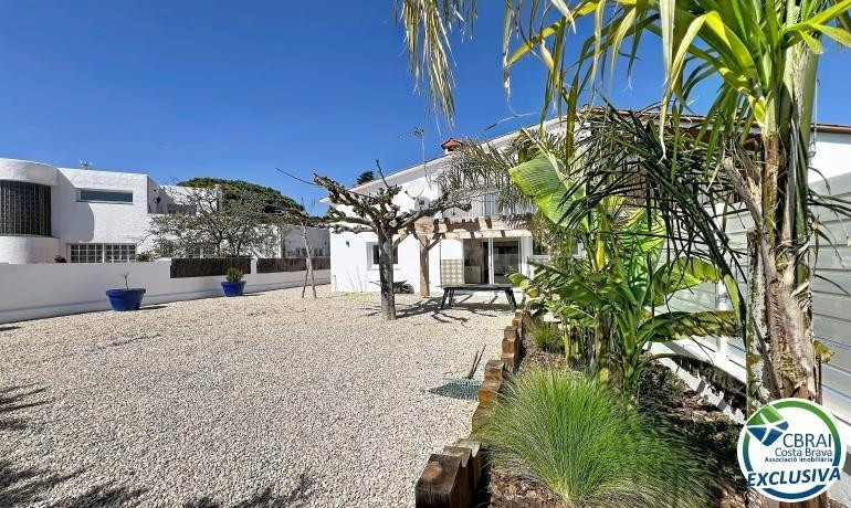 Casa renovada con 5 habitaciones y licencia turística en Emp - foto 3