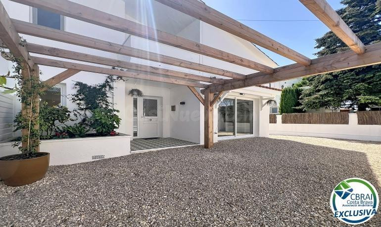 Casa renovada con 5 habitaciones y licencia turística en Emp - foto 4