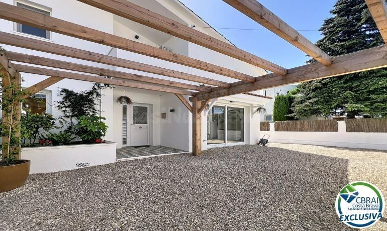 Casa renovada con 5 habitaciones y licencia turística en Emp - foto 5