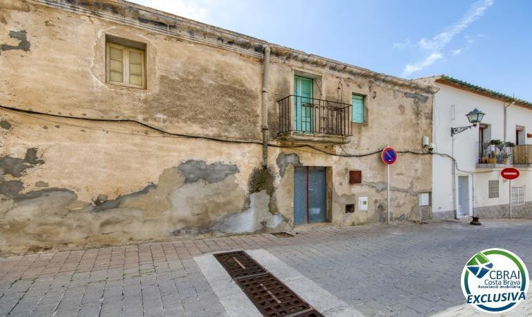 Autenticidad y potencial: Casa de pueblo con "voltes catalanes" en el corazón de Palau-saverdera