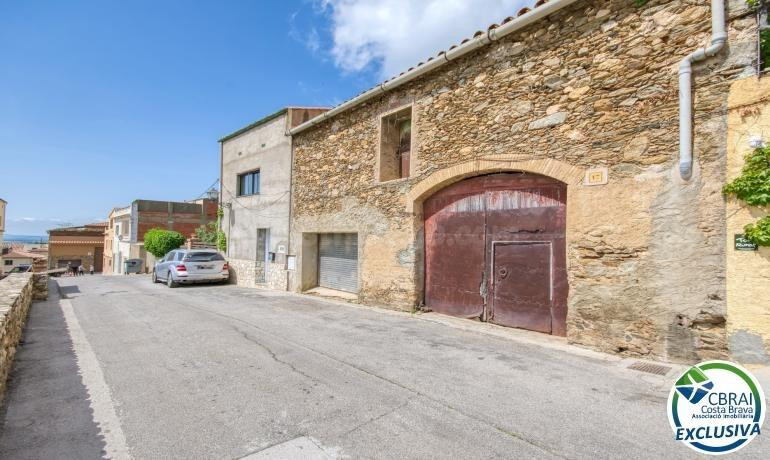 Autenticidad y potencial: Casa de pueblo con "voltes catalan - foto 4