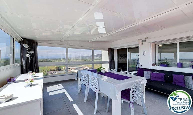 Gran estudio renovado con terraza de 72 m2, reciente veranda y vistas panorámicas a la bahía de Roses en residencia con piscina y parking