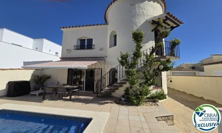 Casa con piscina y licencia turística - sector Peni