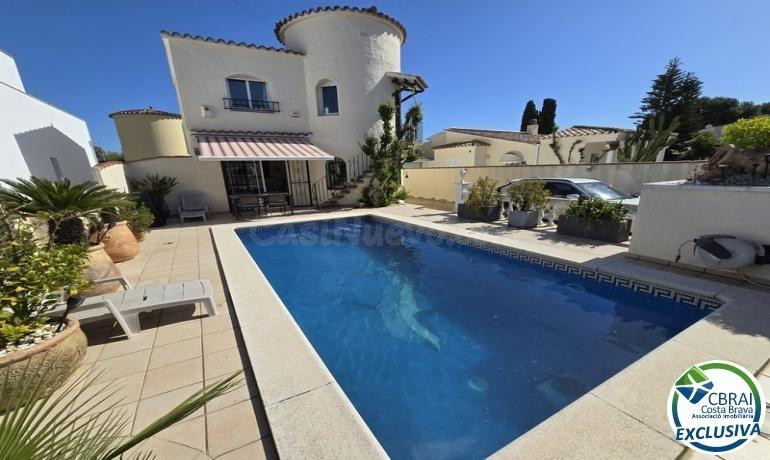 Casa con piscina y licencia turística - sector Peni - foto 2