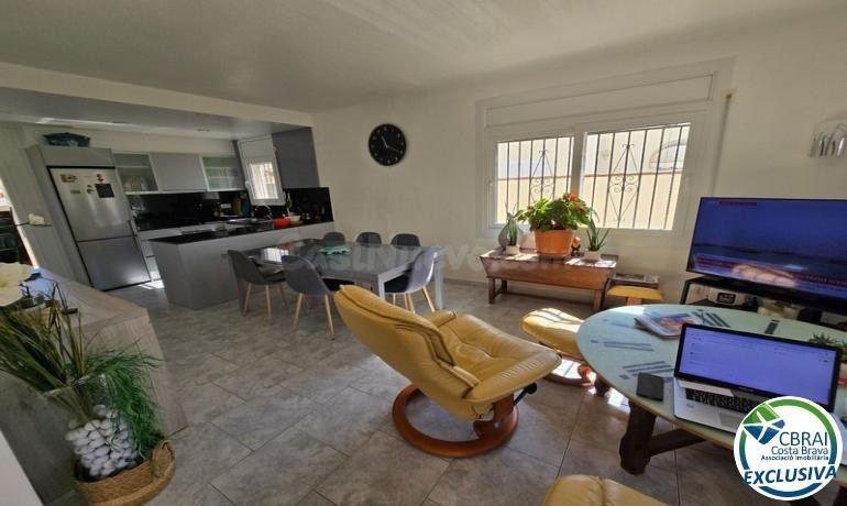 Casa con piscina y licencia turística - sector Peni - foto 4