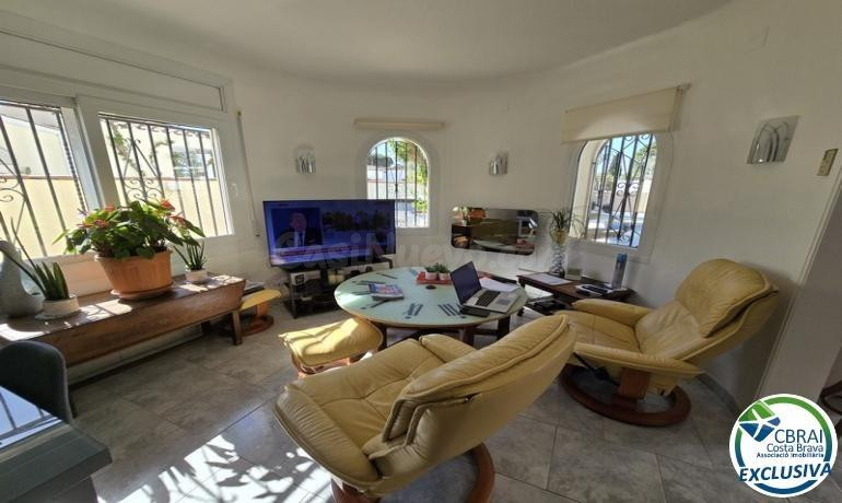 Casa con piscina y licencia turística - sector Peni - foto 5