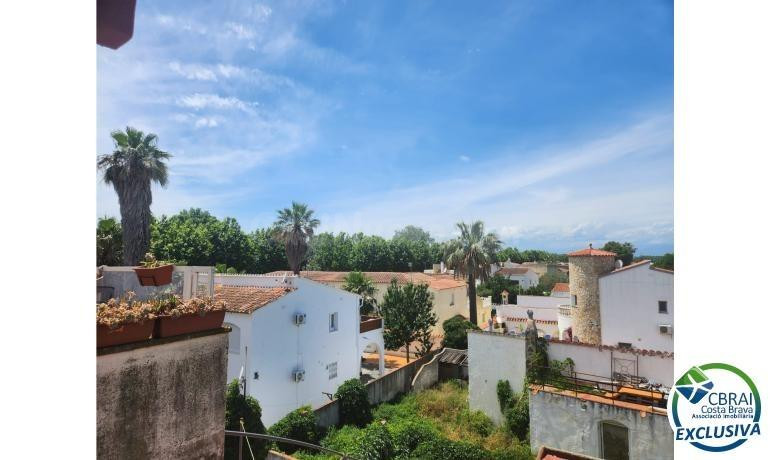 Acogedor apartamento de 85 m2 con un amplio balcón en pleno centro de Empuriabrava.