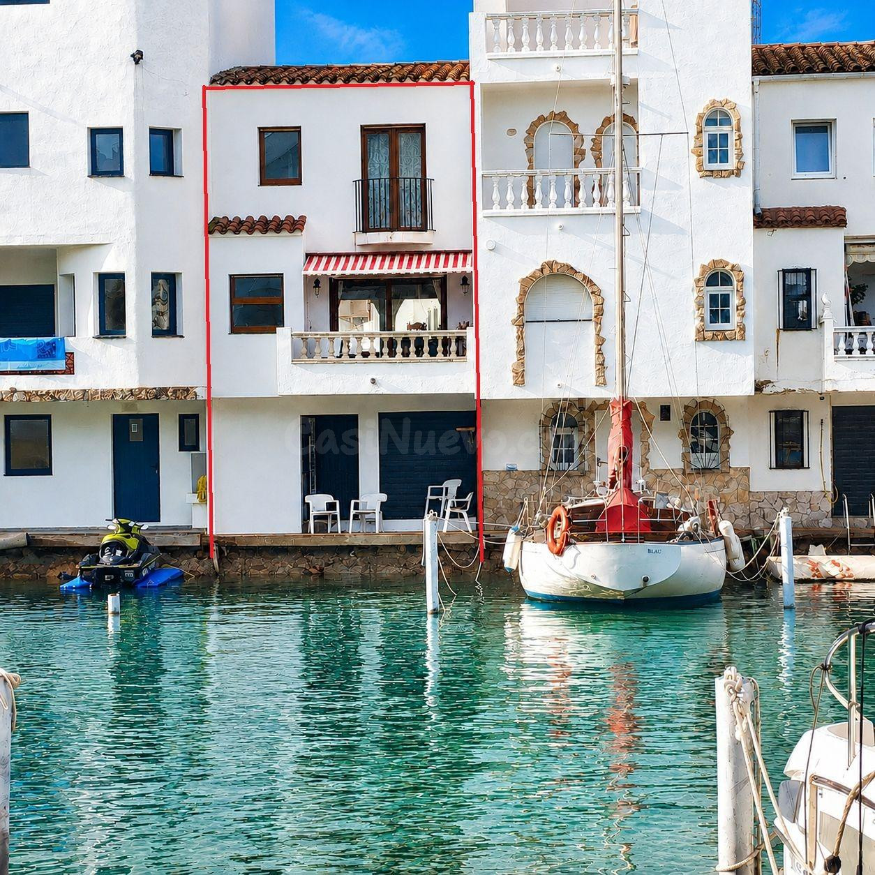 Casa amueblada y con amarre privado. Bonitas vistas a los canales de Ampuriabrava.