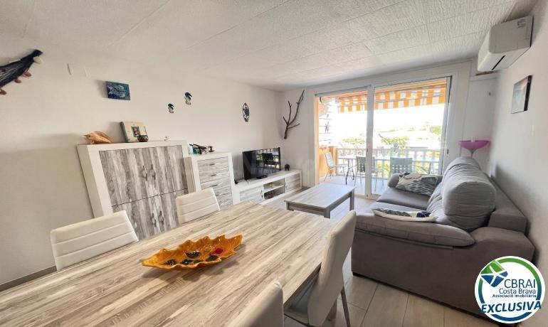 GRAN RESERVA Apartamento reformado de 2 dormitorios con terraza en complejo con piscinas y jardines.