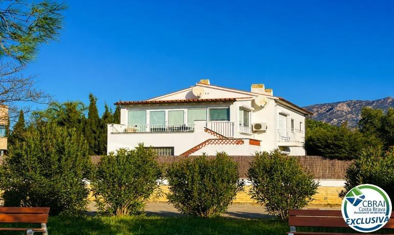 Casa muy cuidada y muy bien situada en la Garriga en Roses