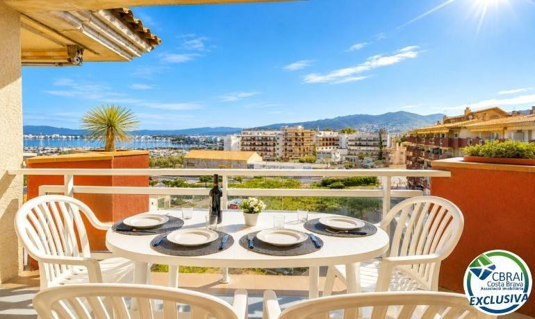 Ático con vistas al mar y terraza a 200 m de la playa en Roses