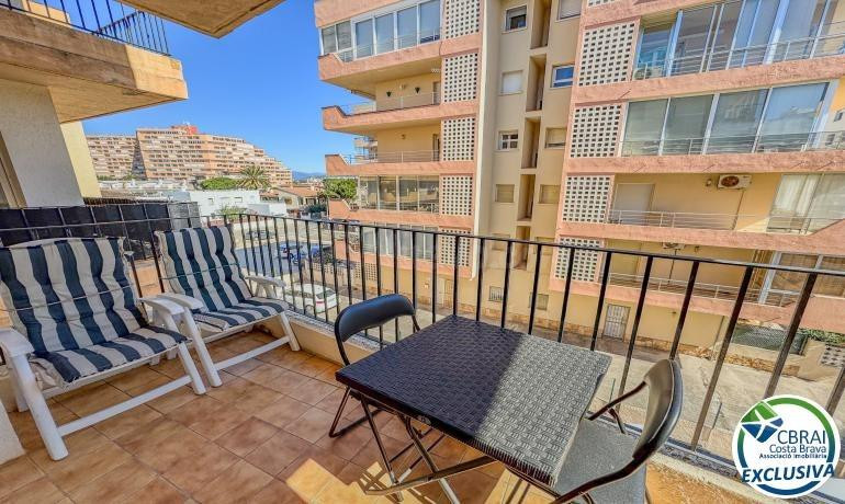 Acogedor apartamento de 2 habitaciones con terraza — Roses (Santa Margarita)