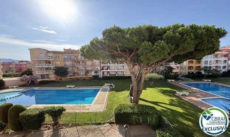 Apartamento con terraza y piscina en Empuriabrava