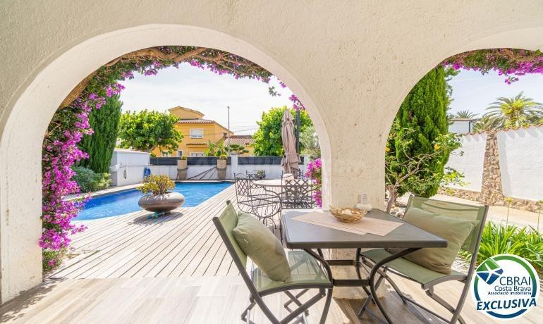 Espectacular casa reformada con piscina en Empuriabrava
