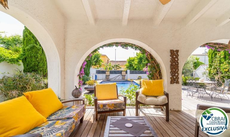 Espectacular casa reformada con piscina en Empuriabrava - foto 2