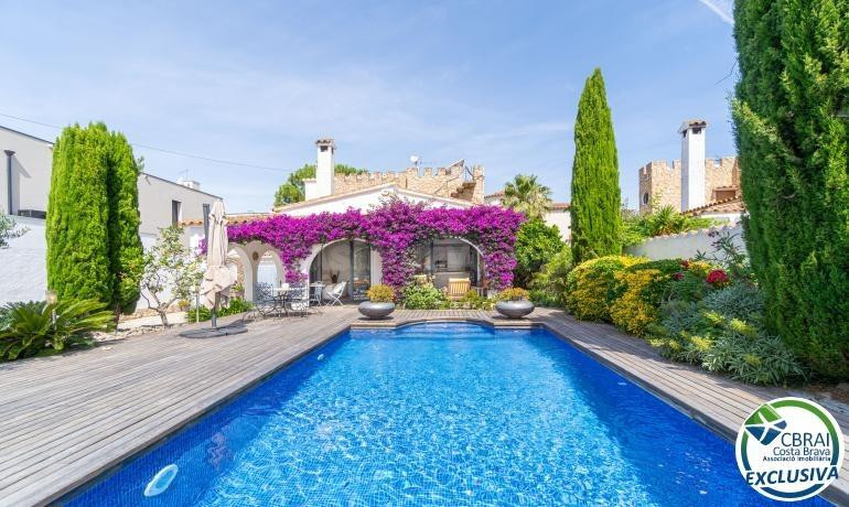 Espectacular casa reformada con piscina en Empuriabrava - foto 3