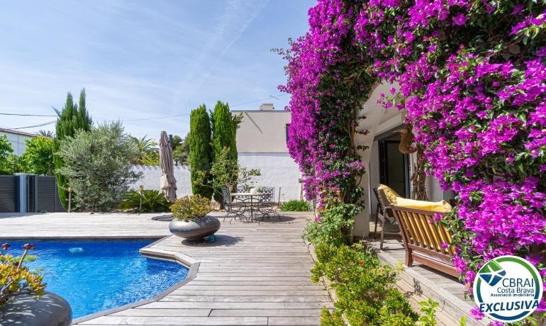 Espectacular casa reformada con piscina en Empuriabrava - foto 4