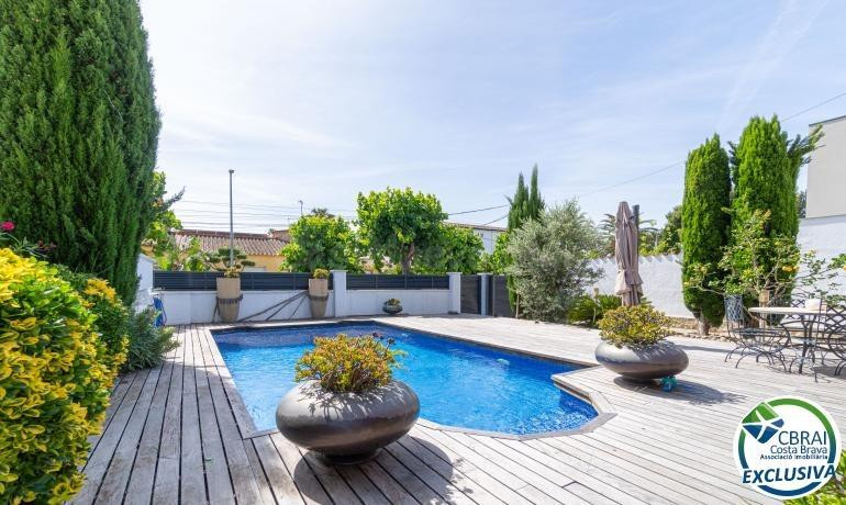 Espectacular casa reformada con piscina en Empuriabrava - foto 5
