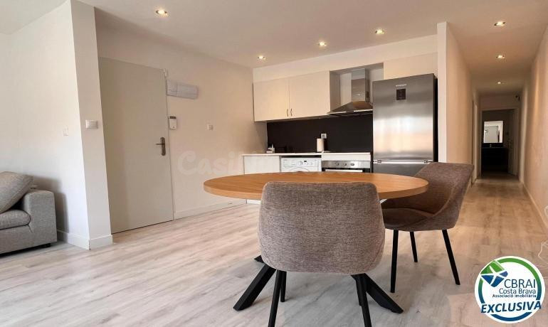 ROSES CENTRE Acogedor apartamento de dos dormitorios completamente reformado