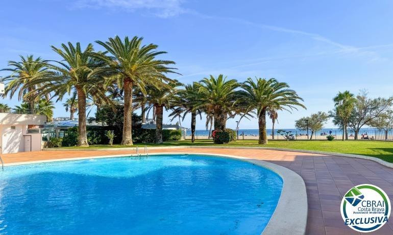 Estudio con piscina y vista lateral al mar — Santa Margarida, Roses