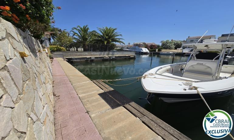 Gran amarre de 14x3,70m antes de los puentes con apartamento y parking