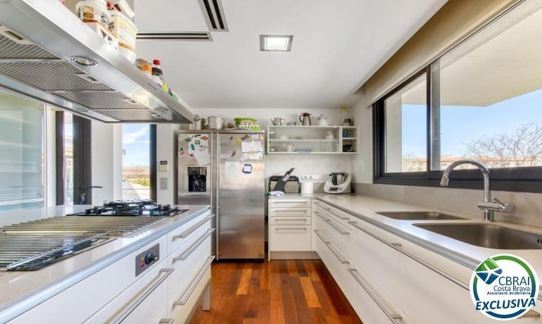 Casa unifamiliar exclusiva con ascensor, jardín y múltiples 