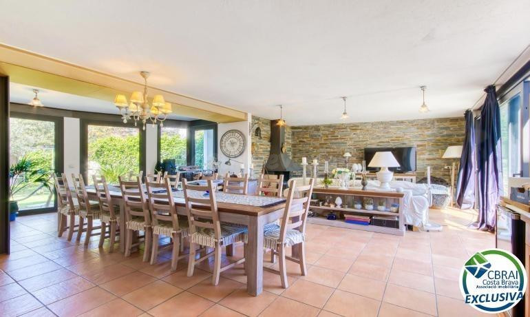 Casa unifamiliar exclusiva con ascensor, jardín y múltiples  - foto 2