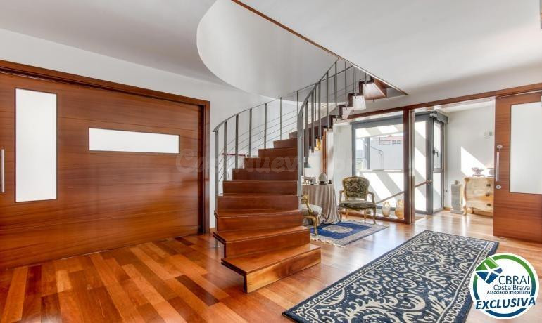 Casa unifamiliar exclusiva con ascensor, jardín y múltiples  - foto 3