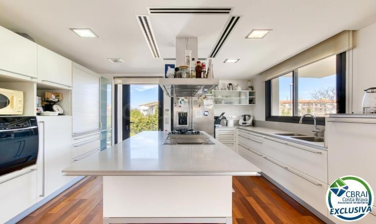 Casa unifamiliar exclusiva con ascensor, jardín y múltiples  - foto 4